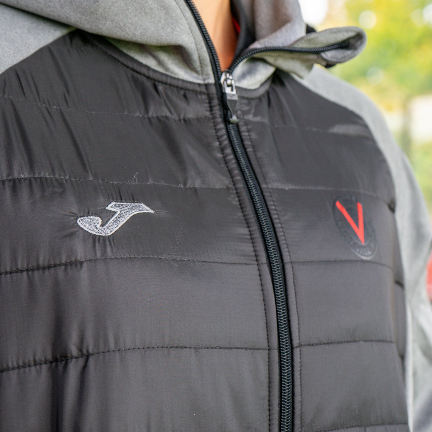 Fleecejacke rotes V