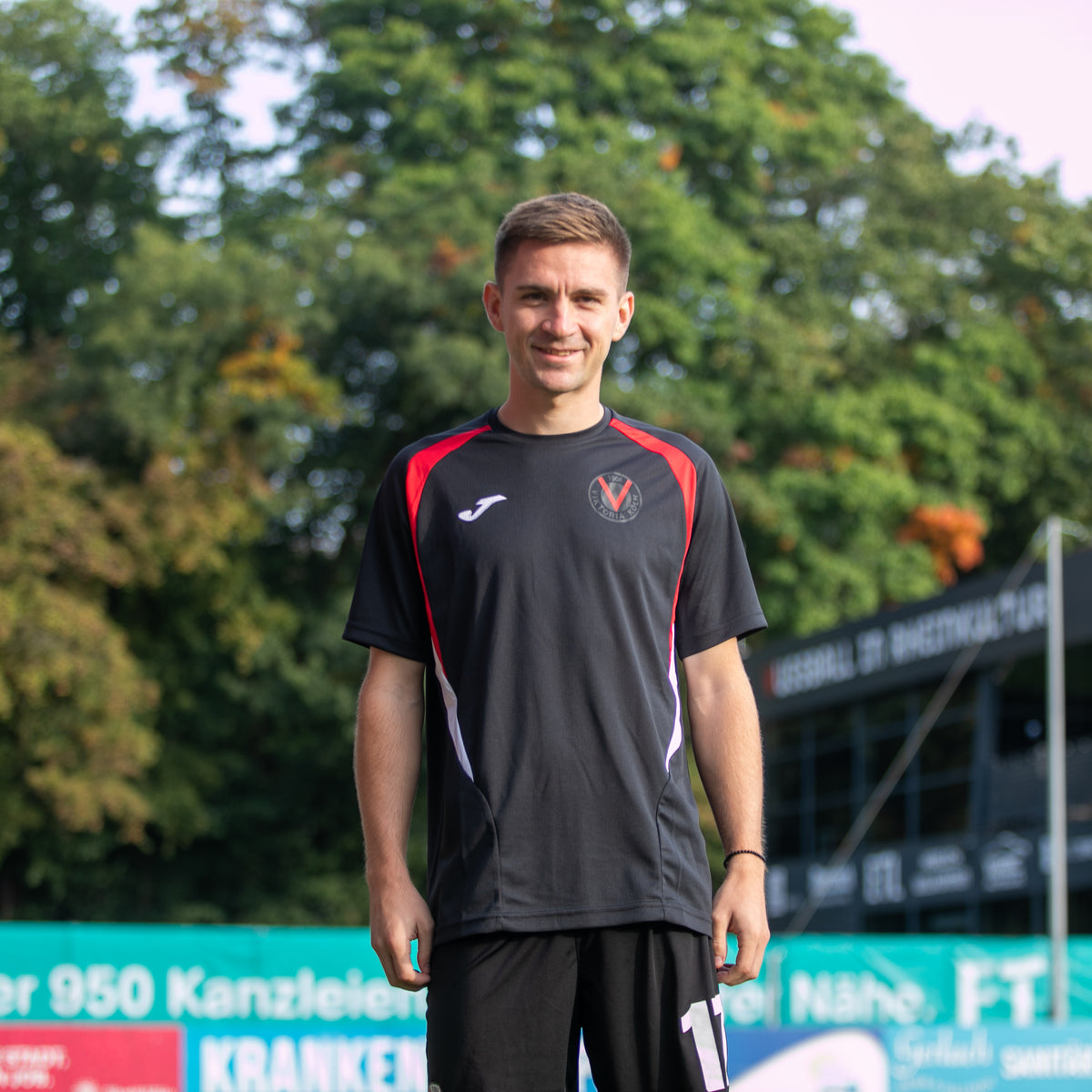 TEAM Warm-Up Shirt 26/27 - Offizieller Fanshop Viktoria Köln